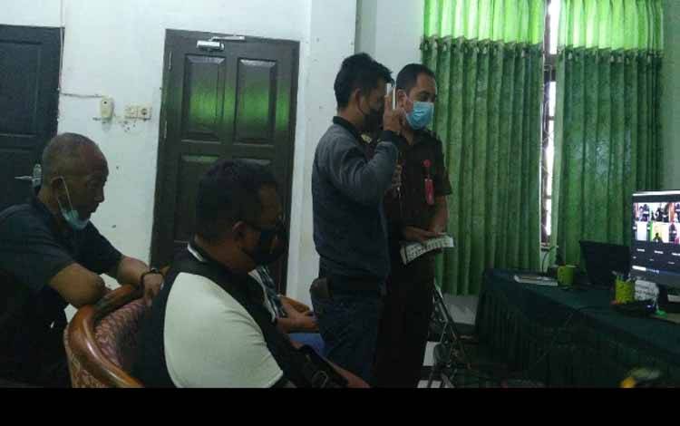 Kedapatan Mencuri Sawit dari Lampu Senter