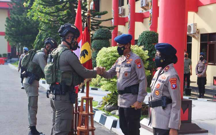 122 Personel Brimob Polda Kalteng Diberangkatkan ke Papua