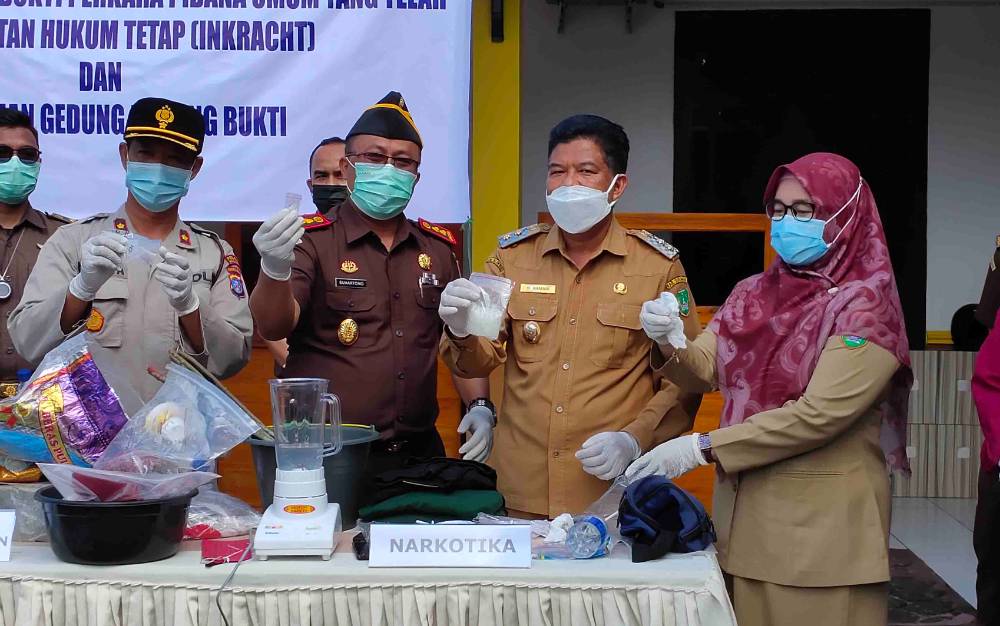 Kejari Sukamara Musnahkan Barang Bukti dari 26 Perkara ini