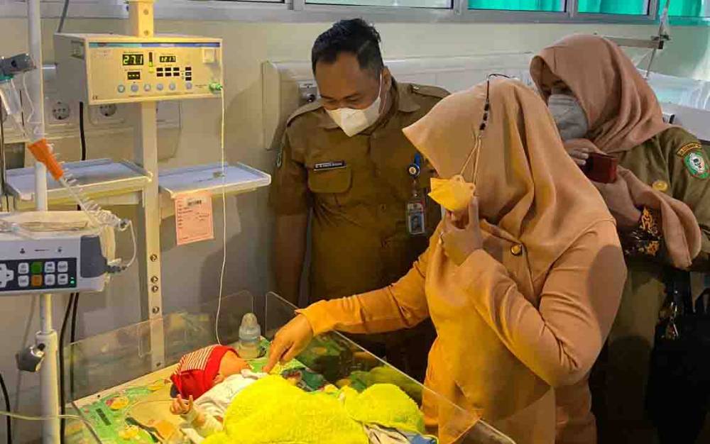 Istri Bupati Kotim Lihat Kondisi Bayi yang Ditemukan di Semak-semak