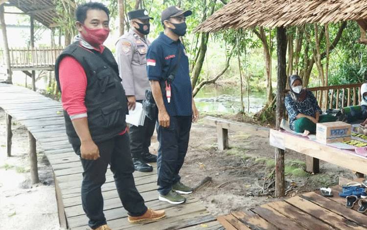 Anggota Polsek Bersama Tim PPKM Awasi Prokes di Objek Wisata