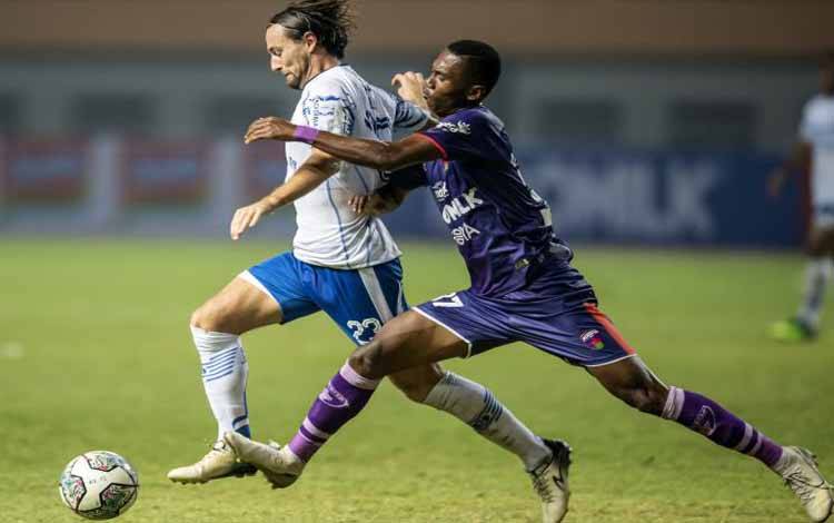 Pelatih Persib Sebut Marc Klok Alami Cedera pada Bagian Otot Hamstring
