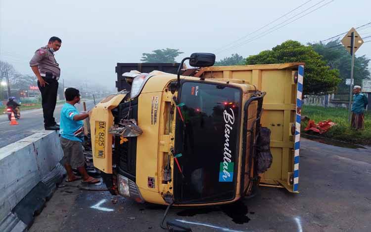 Truk Tabrak Median Jalan karena Sopir Mabuk