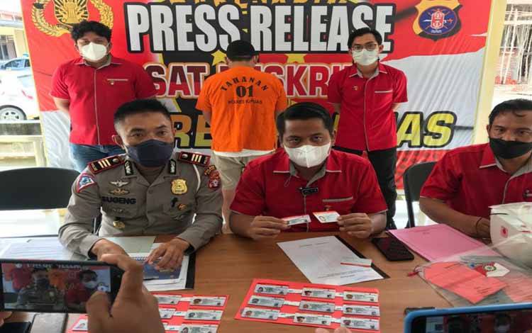 Polres Kapuas Tangkap Laki-Laki Ini karena Bikin dan Jual SIM Palsu