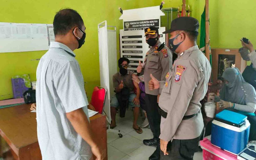 Wakapolres Seruyan Semangati Warga Saat Vaksinasi