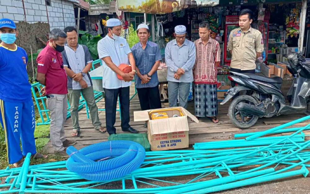 Legislator Kapuas Bersama Dinsos Salurkan Bantuan untuk RKM
