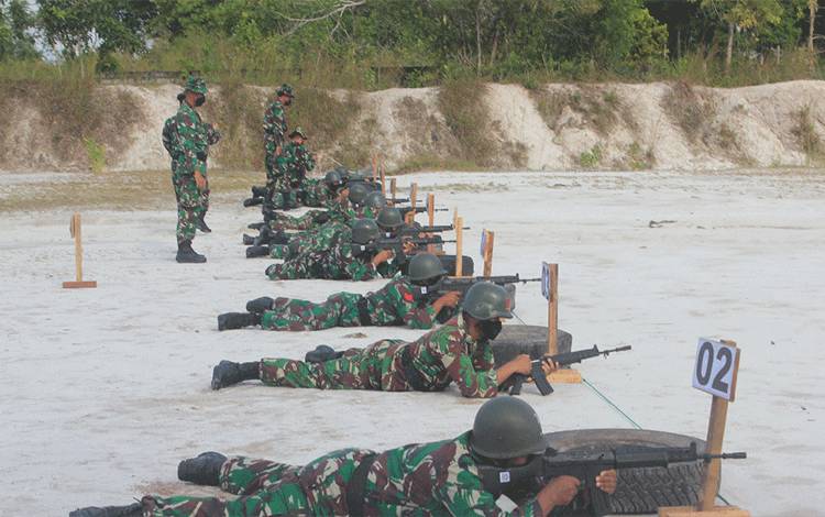 Ratusan Anggota Kodim Palangka Raya Latihan Menembak Senjata Ringan