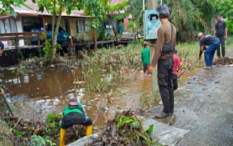 Petugas DLH Bersihkan Lingkungan di Kota Kuala Kapuas