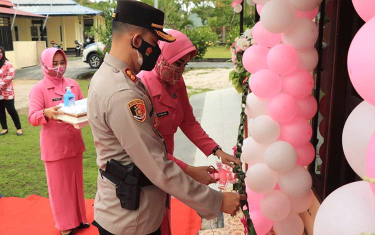 Kapolres Seruyan Bersama Ketua Bhayangkari Resmikan Posyandu Kemala