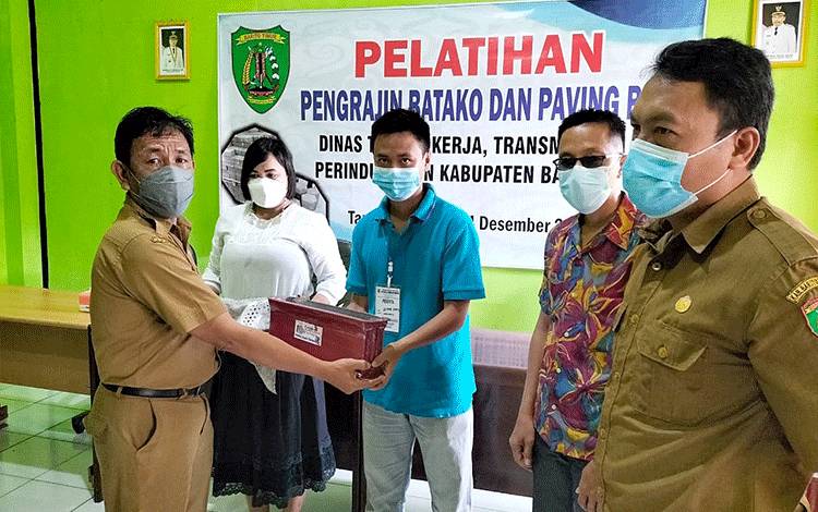 20 Angkatan Kerja di Barito Timur Ikuti Pelatihan Pengrajin Batako dan Paving Blok