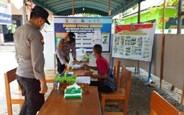 Personel Polsek Kapuas Murung Tinjau Posko PPKM