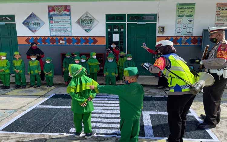Dengan Program Polsanak, Satuan Lantas Kobar Imbau Anak Tertib Lalu Lintas Usia Dini