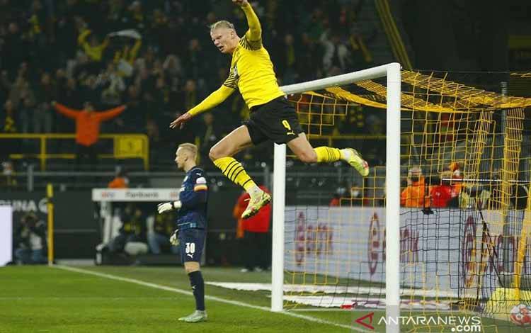 Erling Haaland Pimpin Dortmund Bungkam Greuther Fuerth