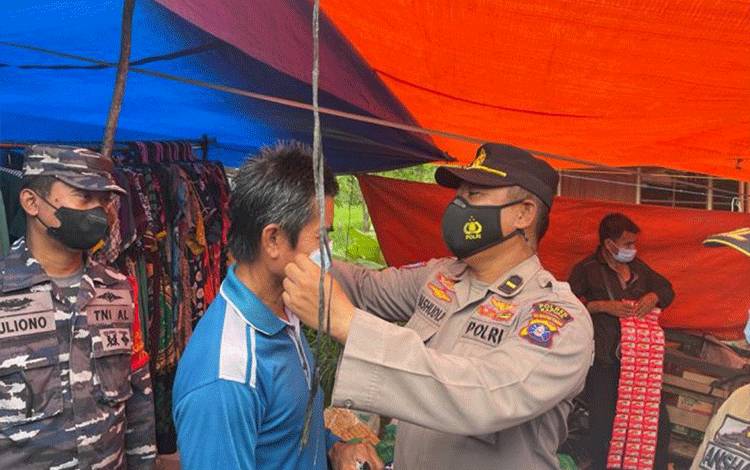 Petugas Gabungan Gelar Operasi Yustisi di Pasar Mambulau
