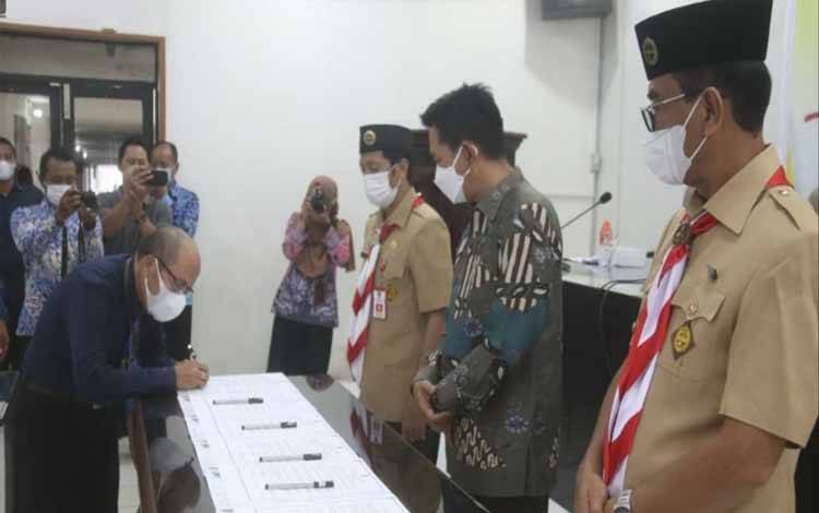 Bupati Barito Utara Serahkan DIPA 2022 Mitra Kerja KPPN Buntok