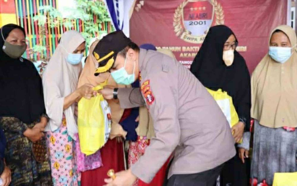 20 Tahun AKABRI Mengabdi, Kapolres Kapuas Salurkan Bantuan Sembako ke Warga