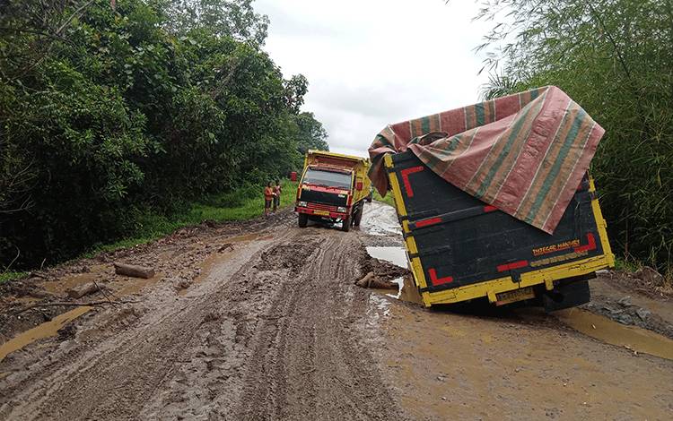 Truk Amblas Akibat Jalan Rusak