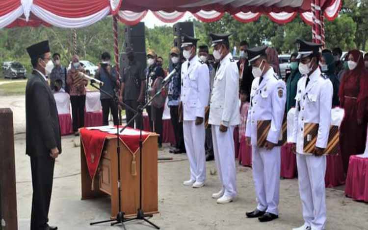 Sakariyas Lantik 4 Kades Wilayah Kecamatan Kamipang dan Tasik Payawan