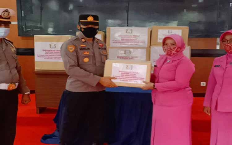Bhayangkari Cabang Pulang Pisau Peduli Korban Erupsi Gunung Semeru