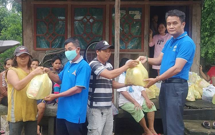 Wakil Ketua II DPRD Barito Timur Salurkan Bantuan Kebutuhan Pokok ke Konstituen