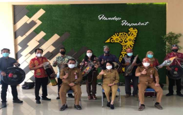 Bupati Pulang Pisau Serahkan Alat Musik Kesenian Tradisional