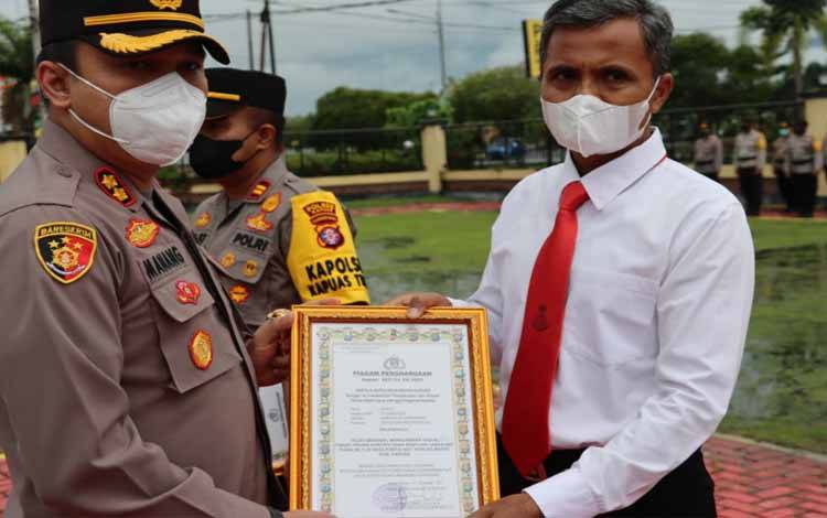 Belasan Personel Polres Kapuas Dapat Penghargaan