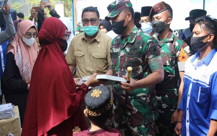 Dandim Palangka Raya Serahkan Sembako Bagi Penerima Bedah Rumah