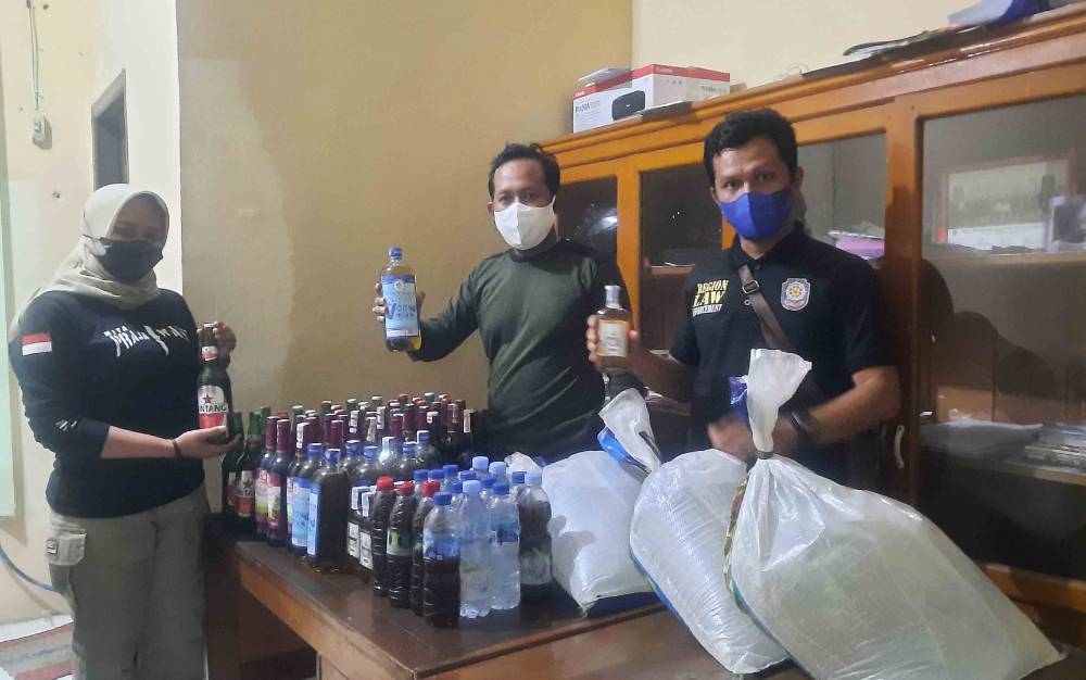 Satpol PP Kobar Sita Puluhan Botol Miras