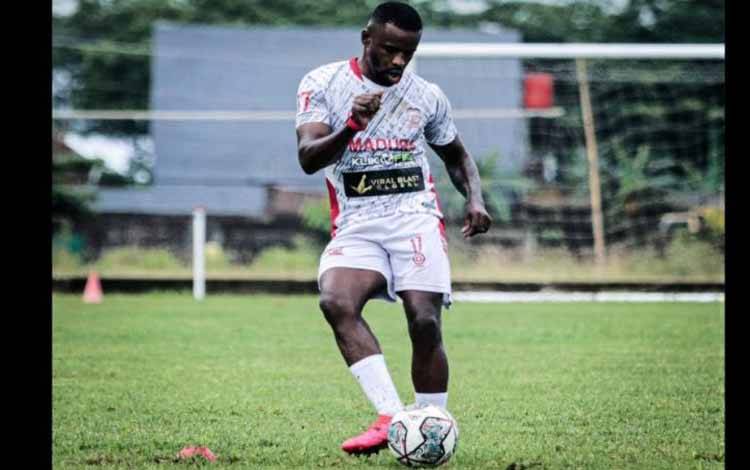 Greg Nwokolo Berambisi Bawa Madura United ke Papan Atas
