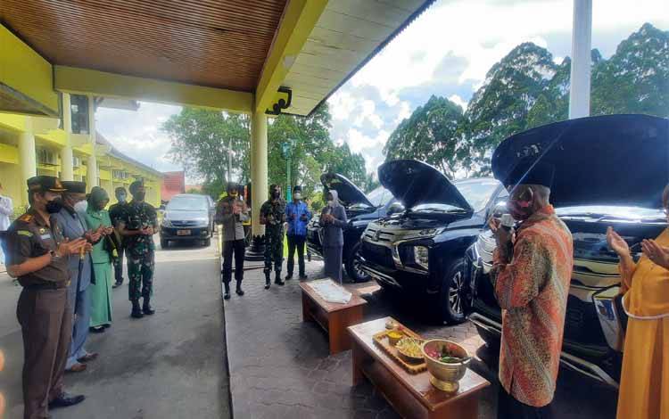 Bupati Kobar Nurhidayah Serahkan 5 Mobil Operasional ke Forkopimda