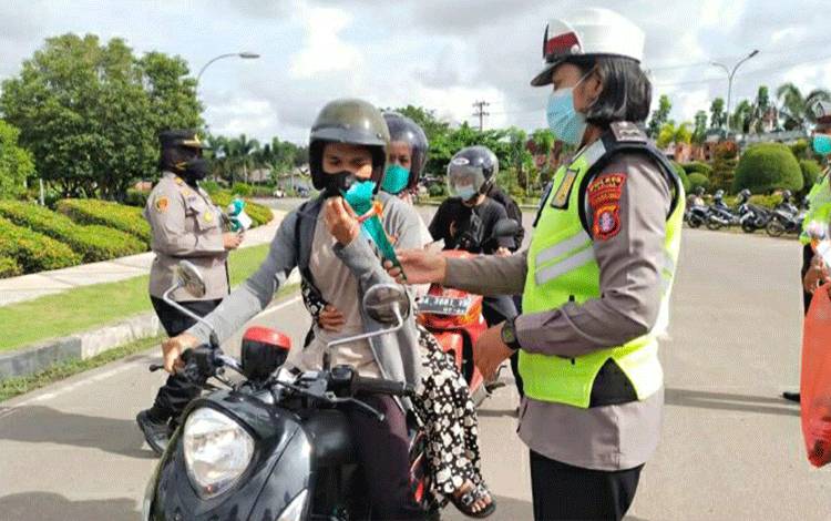 Peringati Hari Ibu, Polwan Polres Kapuas Kampanyekan Setop Kekerasan Perempuan dan Anak