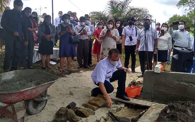 Bupati Gunung Mas Letakkan Batu Pertama Pembangunan GTTK Kristus Penolong