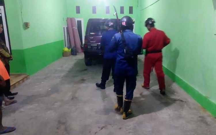 Ngeri, Kobra Masuk Garasi Rumah Warga Baamang Barat