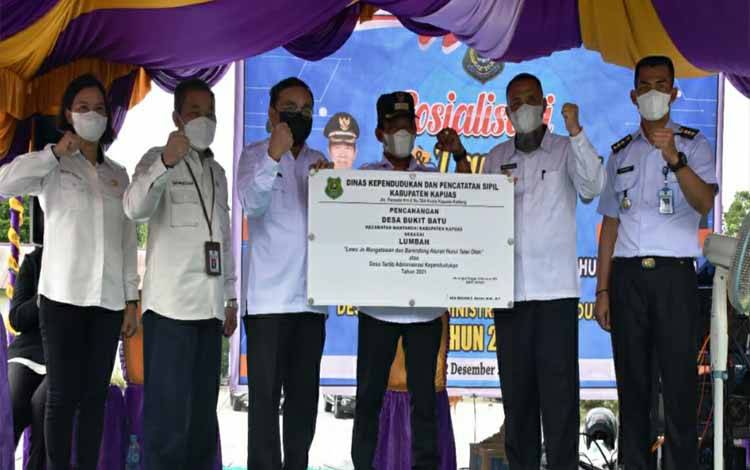 Dinas Dukcapil Kapuas Luncurkan Program Desa Tertib Administrasi Kependudukan di Desa Bukit Batu