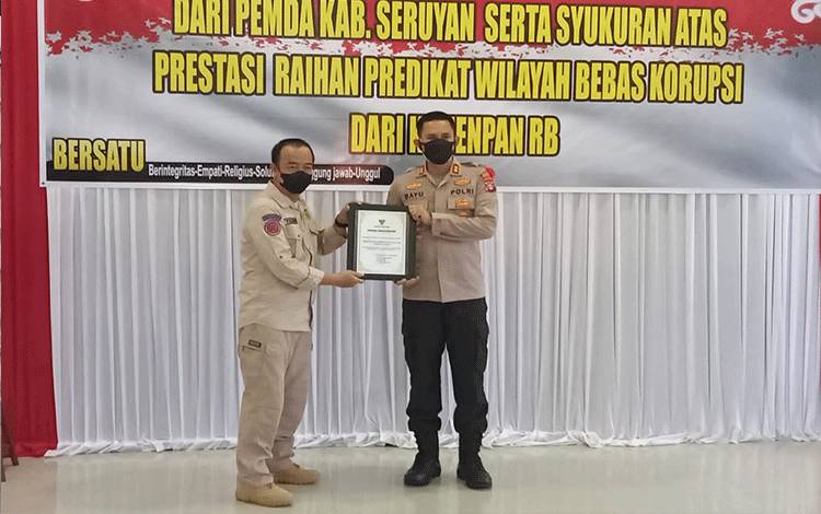 Bupati Seruyan Serahkan Penghargaan Kepada Kapolres