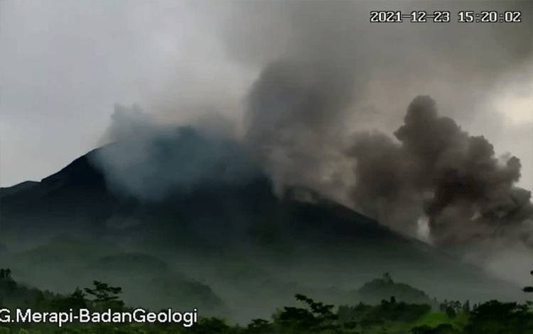 Gunung Merapi Tiga Kali Luncurkan Awan Panas Guguran Terjauh 2,5 Km