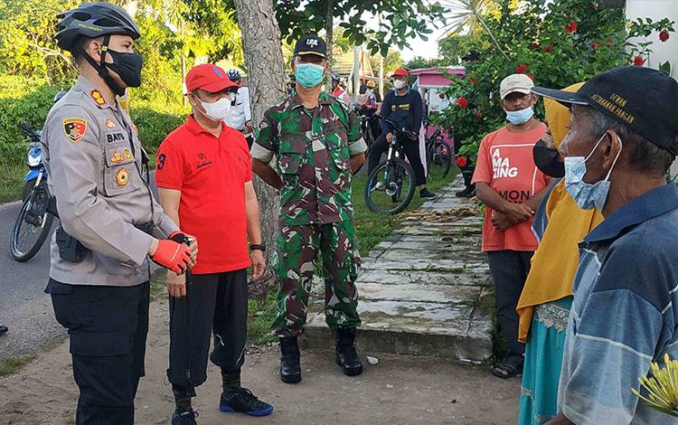 Bersepeda, Bupati Seruyan Bersama TNI-Polri Sosialisasikan Vaksinasi Covid-19