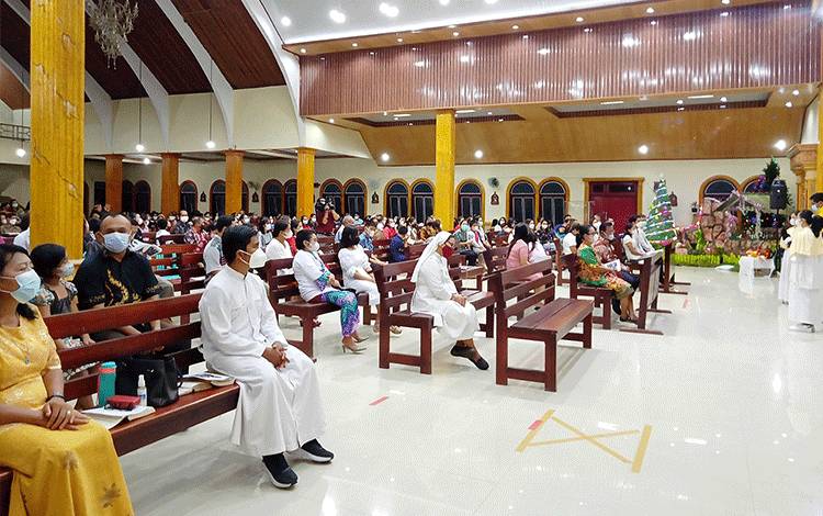 Gereja St Mikael Tamiang Layang Batasi Jumlah Umat Misa Malam Natal Sesuai Kupon
