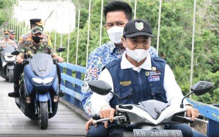 Bupati Barito Utara Naiki Motor Tinjau Vaksinasi