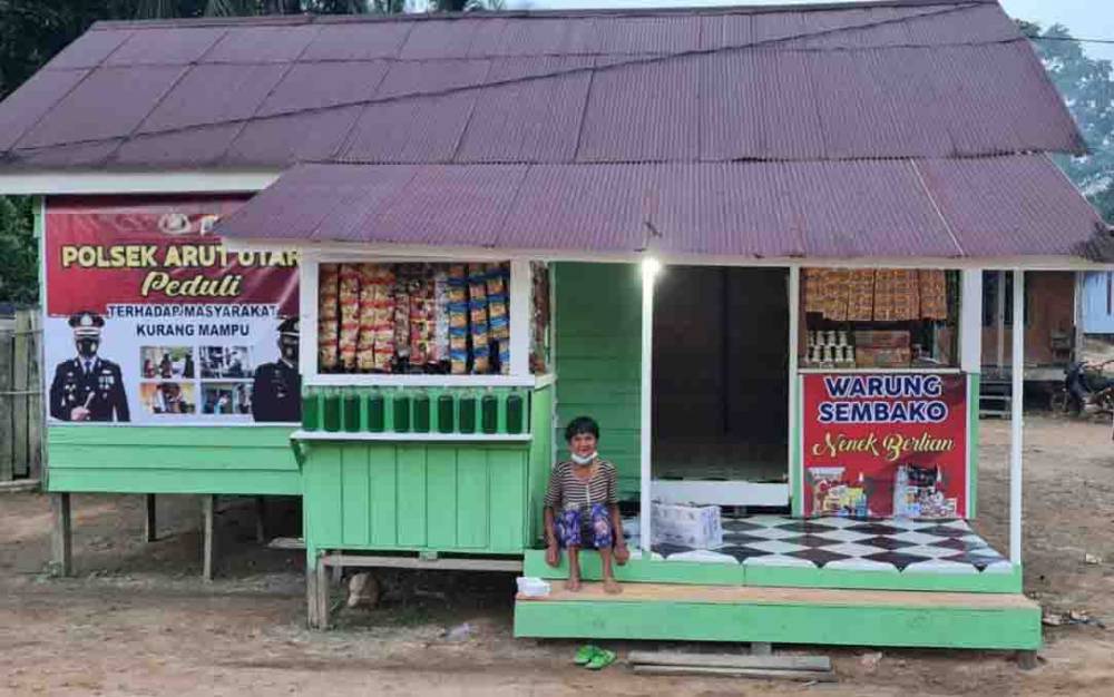 Nenek Sebatang Kara Tanpa Penghasilan Dapat 'Hadiah' Warung Sembako dari Polsek Arut Utara