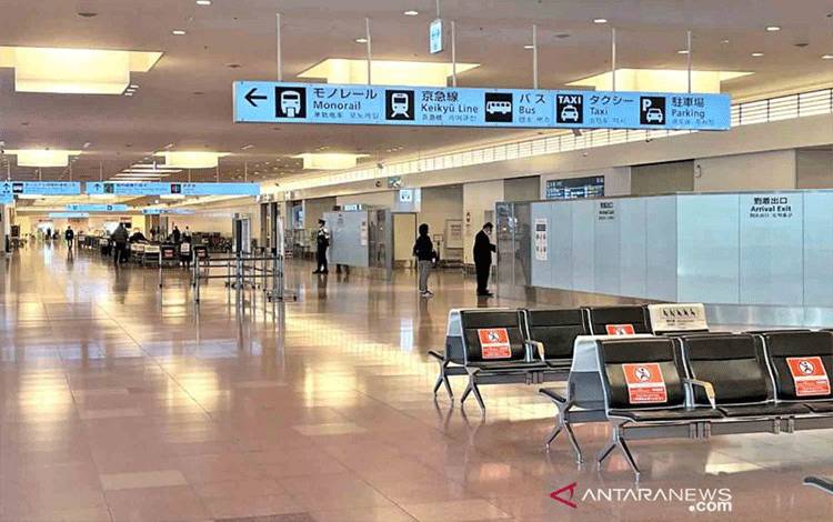 Lebih dari 100 Penerbangan Jepang Batal karena Salju Tebal