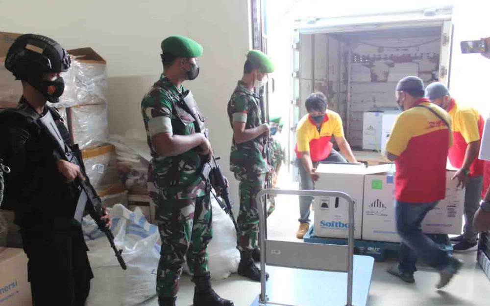 Petugas Gabungan Kawal Kedatangan Vaksin Pfizer di Palangka Raya