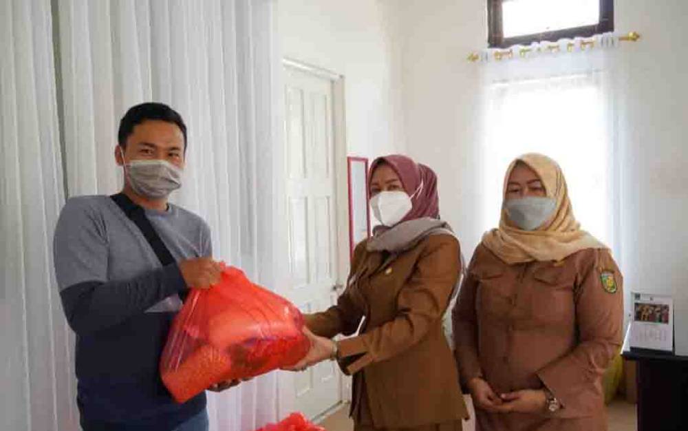 Dinas Kominfo Palangka Raya Berikan Parsel Natal untuk Wartawan