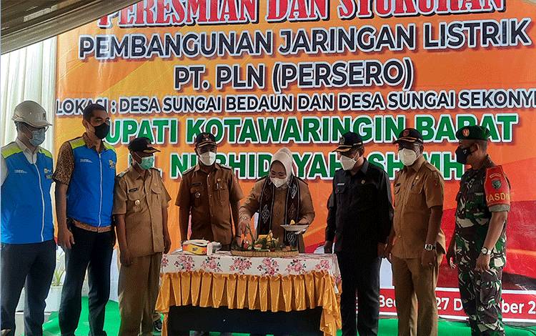 Bupati Kobar Resmikan Jaringan Listrik di 2 Pelosok Desa