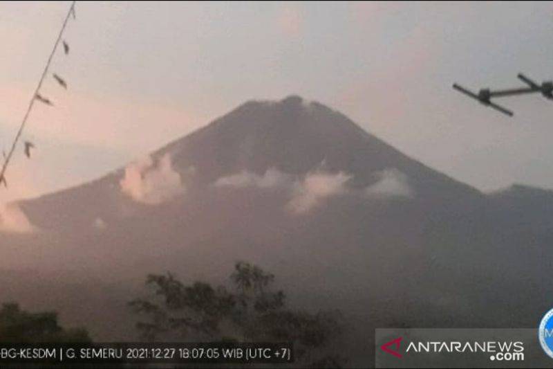 Gunung Semeru Keluarkan Asap Kawah Setinggi 500 Meter