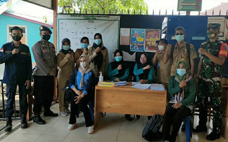 Polsek Mantangai Monitoring Kegiatan Vaksinasi di Puskesmas