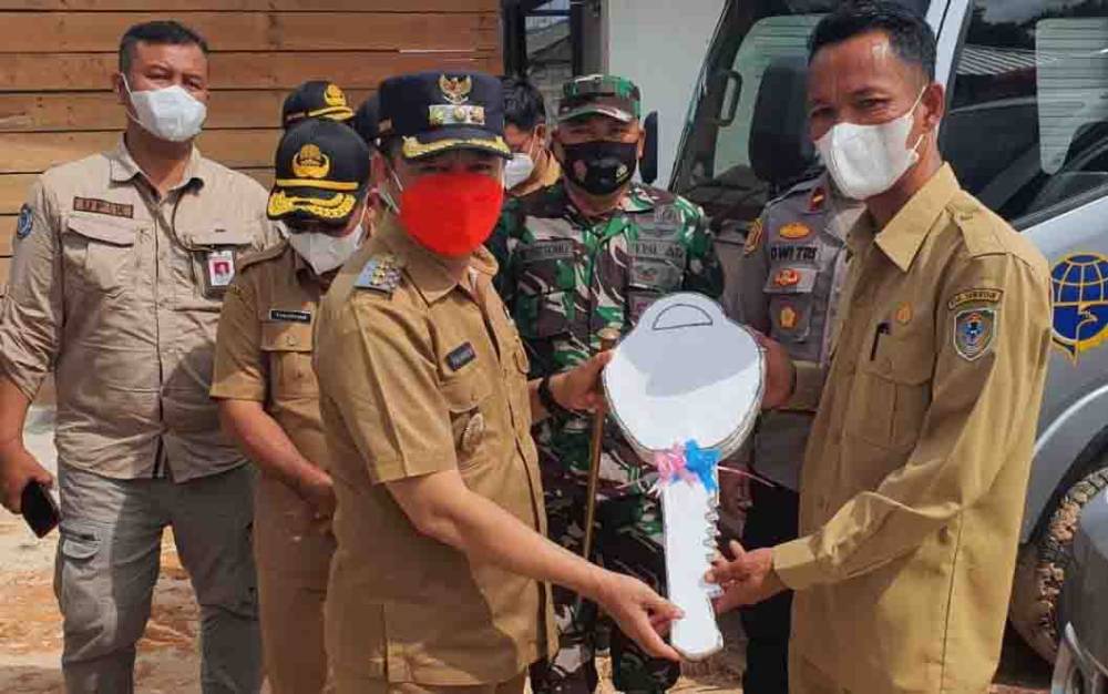 Bupati Seruyan Serahkan Bantuan Mobil Ambulans untuk Sejumlah Desa