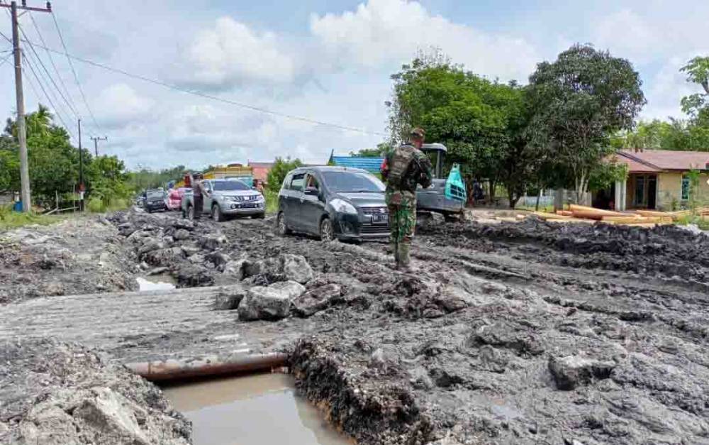 Jalan Rusak Parah, TNI Polri di Gunung Mas Bantu Urai Kemacetan