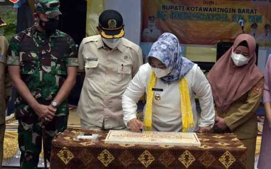 Bupati Kobar Resmikan Jaringan Listrik Desa Lalang