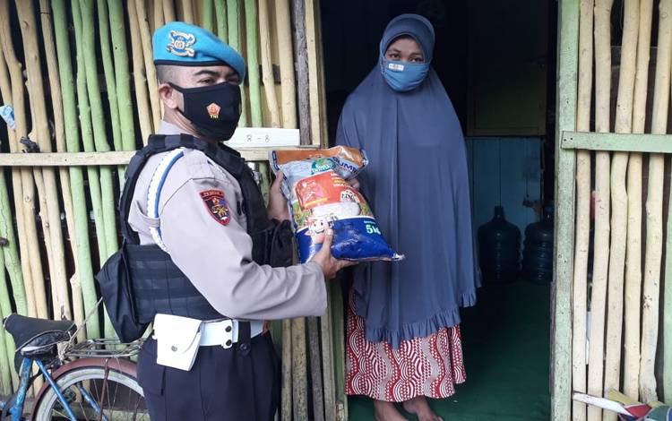 Turun Langsung ke Masyarakat, Polsek Seruyan Hilir Salurkan Sembako